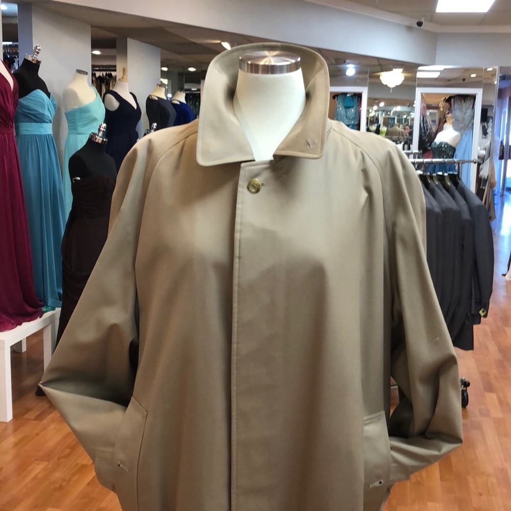 Men’s Burberry raincoat with zip out lining - Picture 2 of 8